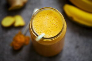 Receta de smoothie antiinflamatoria con mango, cúrcuma, miel y leche de coco. / Foto: Shutterstock