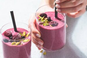 Smoothie antiinflamatoria de frutos rojos con aguacate y semillas. / Foto: Shutterstock