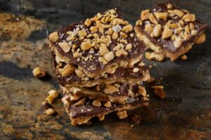 Receta de tabletas de toffee cubiertas de chocolate amargo. / Foto: iStock