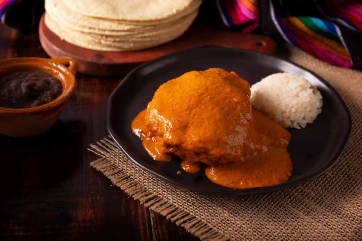 Un delicioso y cremoso pollo encacahuatado con la receta tradicional mexicana. / Foto: Shutterstock