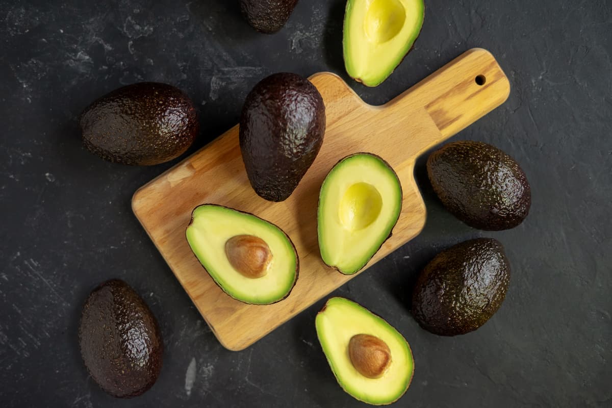 cómo hacer que el aguacate negro se vuelva verde