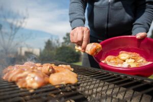 al hacer pollo a la parrilla se comete el error de cocinar con calor directo