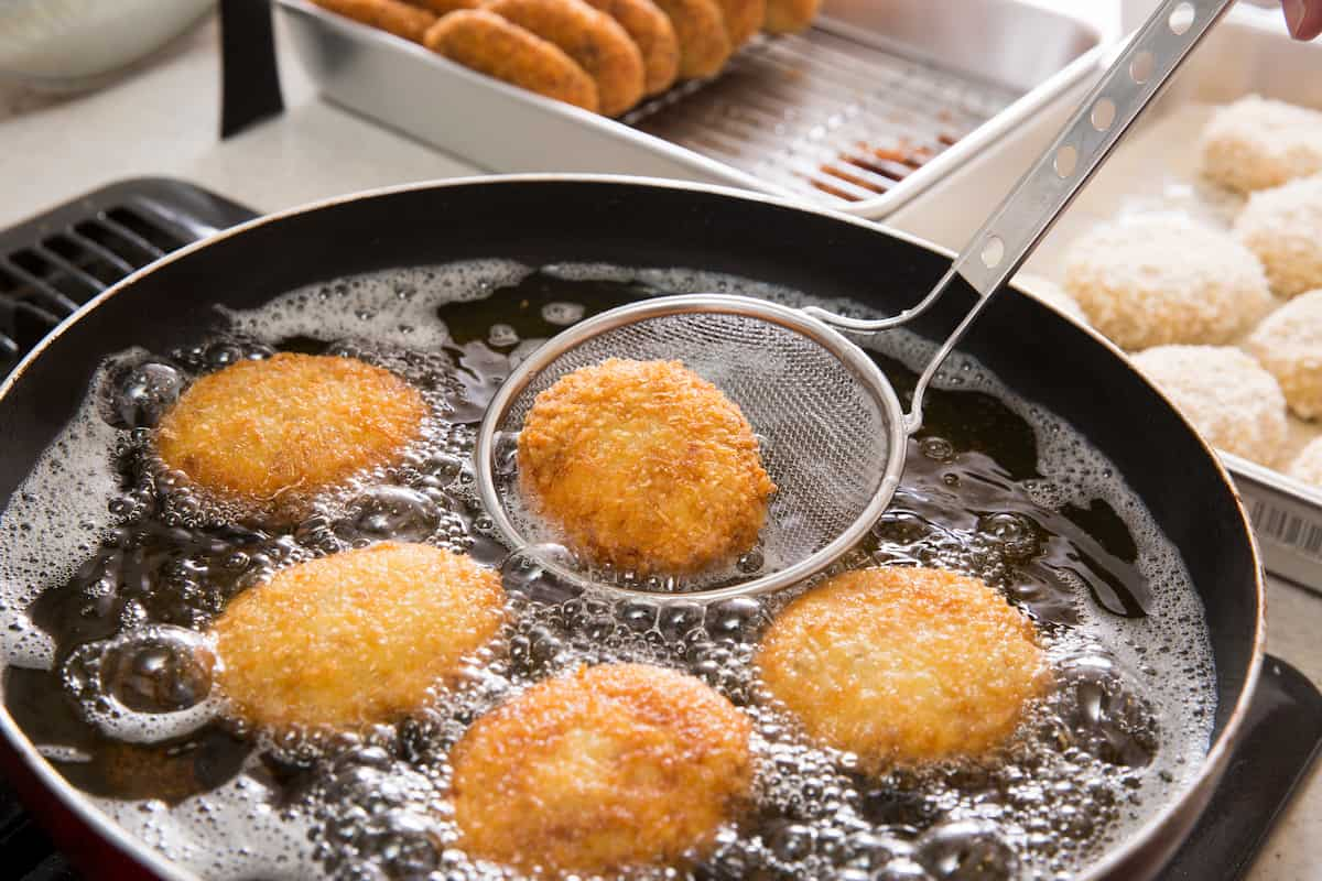 para tener unas croquetas crujientes por fuera y suaves por dentro, freír será clave