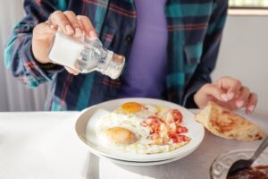 cómo quitar lo salado a la comida