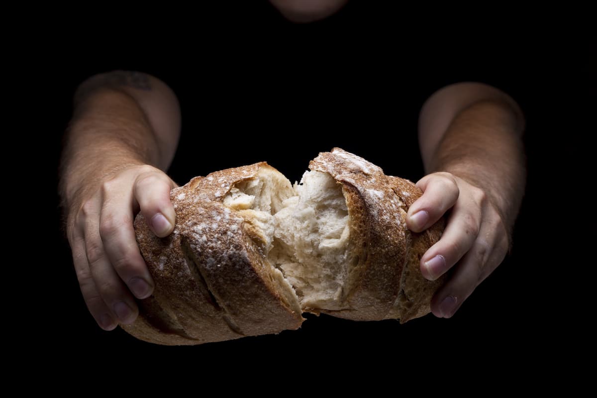 no debes cortar nunca el pan con el cuchillo si estás en Francia