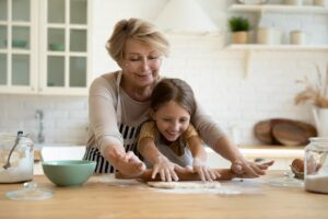 sigue estos requisitos de seguridad para cocinar con niños