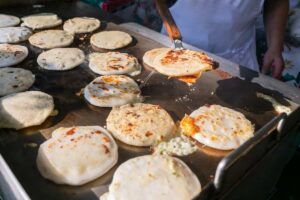 Pupusas Salvadoreñas Típicas en el Mercado | Shutterstock