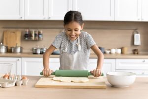 el desarrollo infantil de tus hijos puede beneficiarse de actividades como la cocina