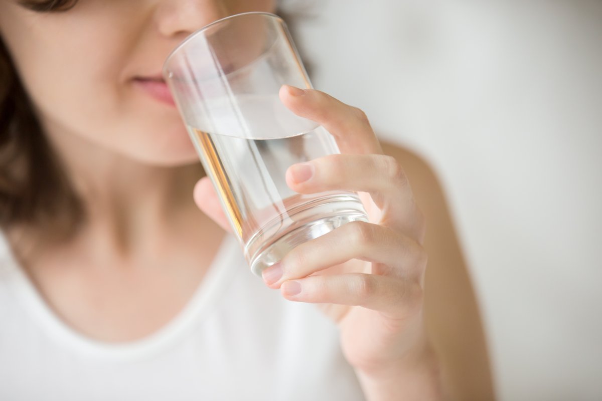 Beber agua durante el día te ayudará a mantenerte bien hidratado y evitar problemas de salud | Shutterstock