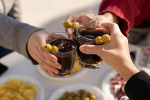 vermut es la bebida de moda, perfecta para dominguear o para una tarde de verano