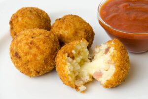 ¿Arancino o Arancina? En la parte oriental de Sicilia las llaman Arancina, mientras que es Arancino en la parte oeste de la isla. El sabor es el mismo. / Foto: Sutterstock