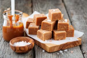 ¿Qué es el toffee? El toffee, tofe o tofi es un dulce que se elabora caramelizando azúcar junto con mantequilla. / Foto: iStock