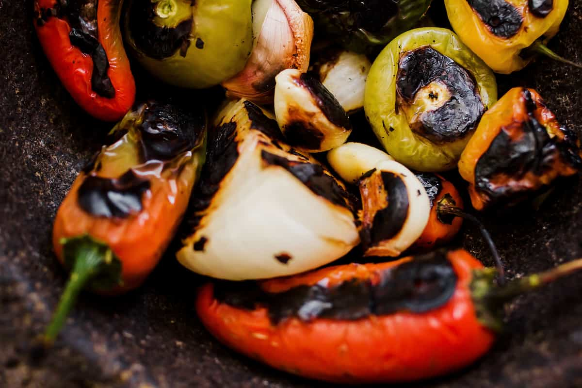 Chiles tatemados en molcajete