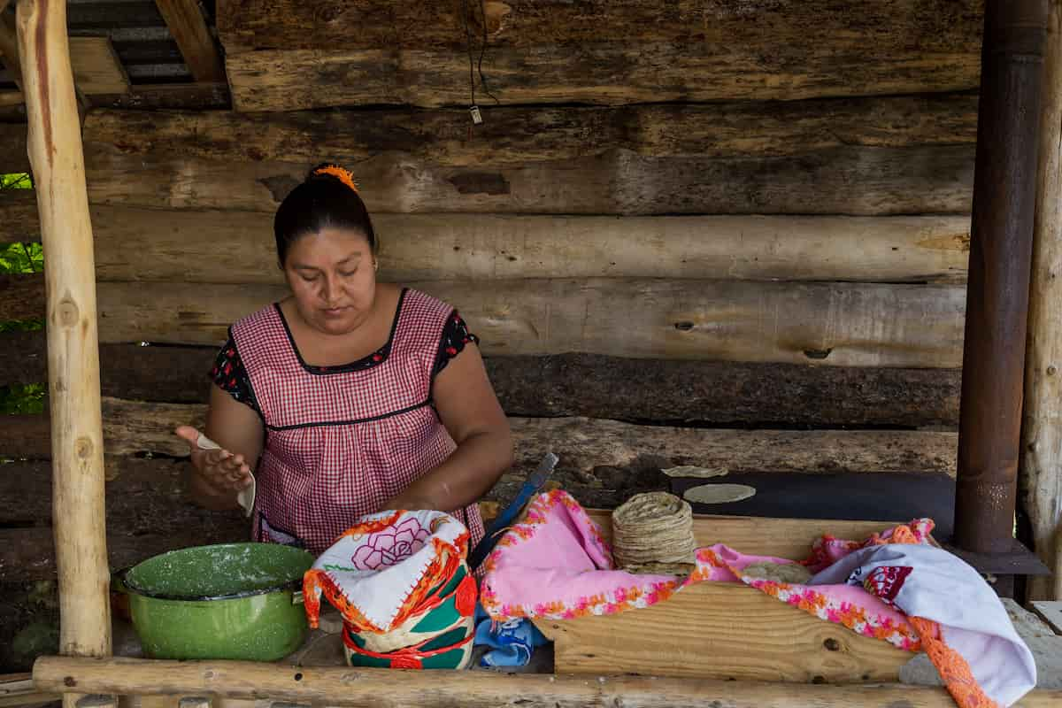 Cocinera haciendo tortillas