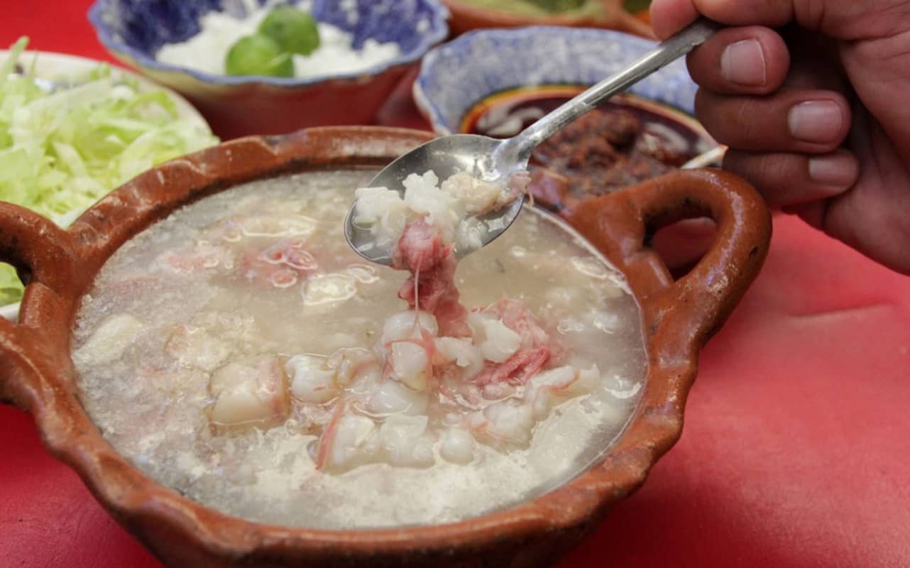 Prepara pozole batido de Michoacán