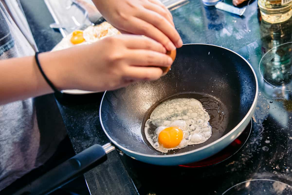 cómo cocinar huevo sin que se pegue