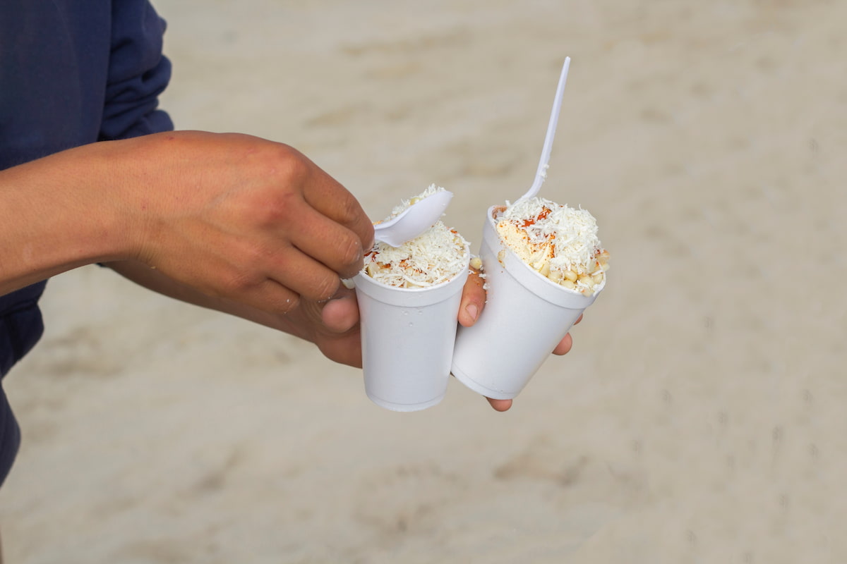 Esquites preparados con mayonesa, chile y limón.