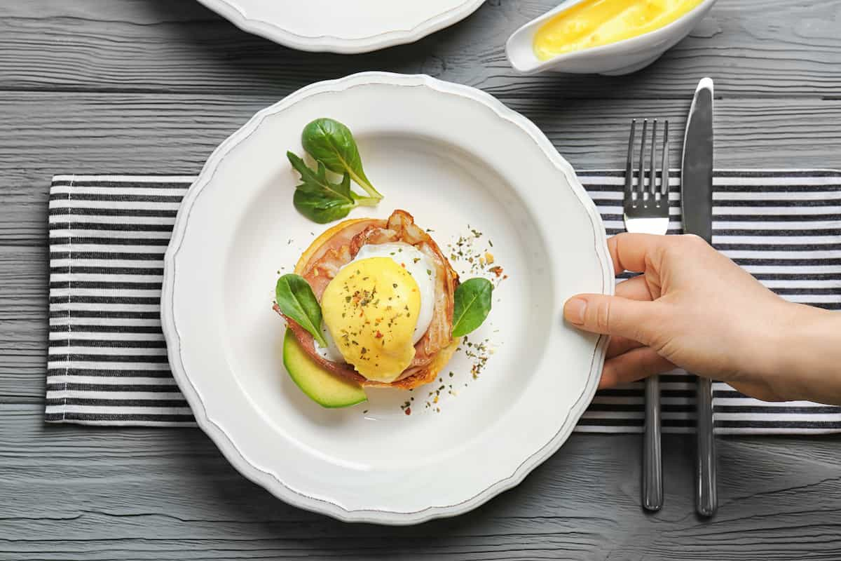 receta original de huevos benedictinos