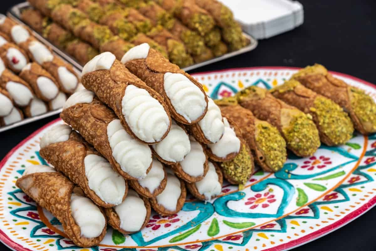 Cómo preparar cannoli el postre italiano de Sicilia. 