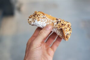 Cómo preparar cannoli el postre italiano de Sicilia.