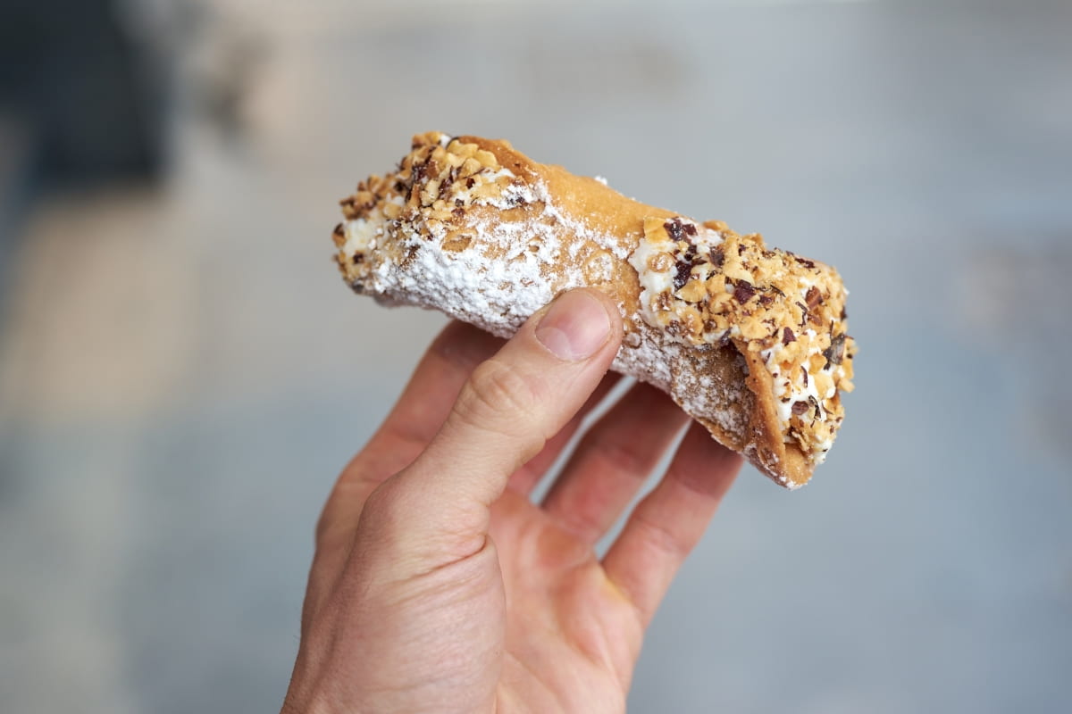 Cómo preparar cannoli el postre italiano de Sicilia. 