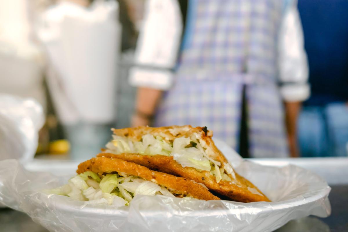 Quesadillas fritas con queso