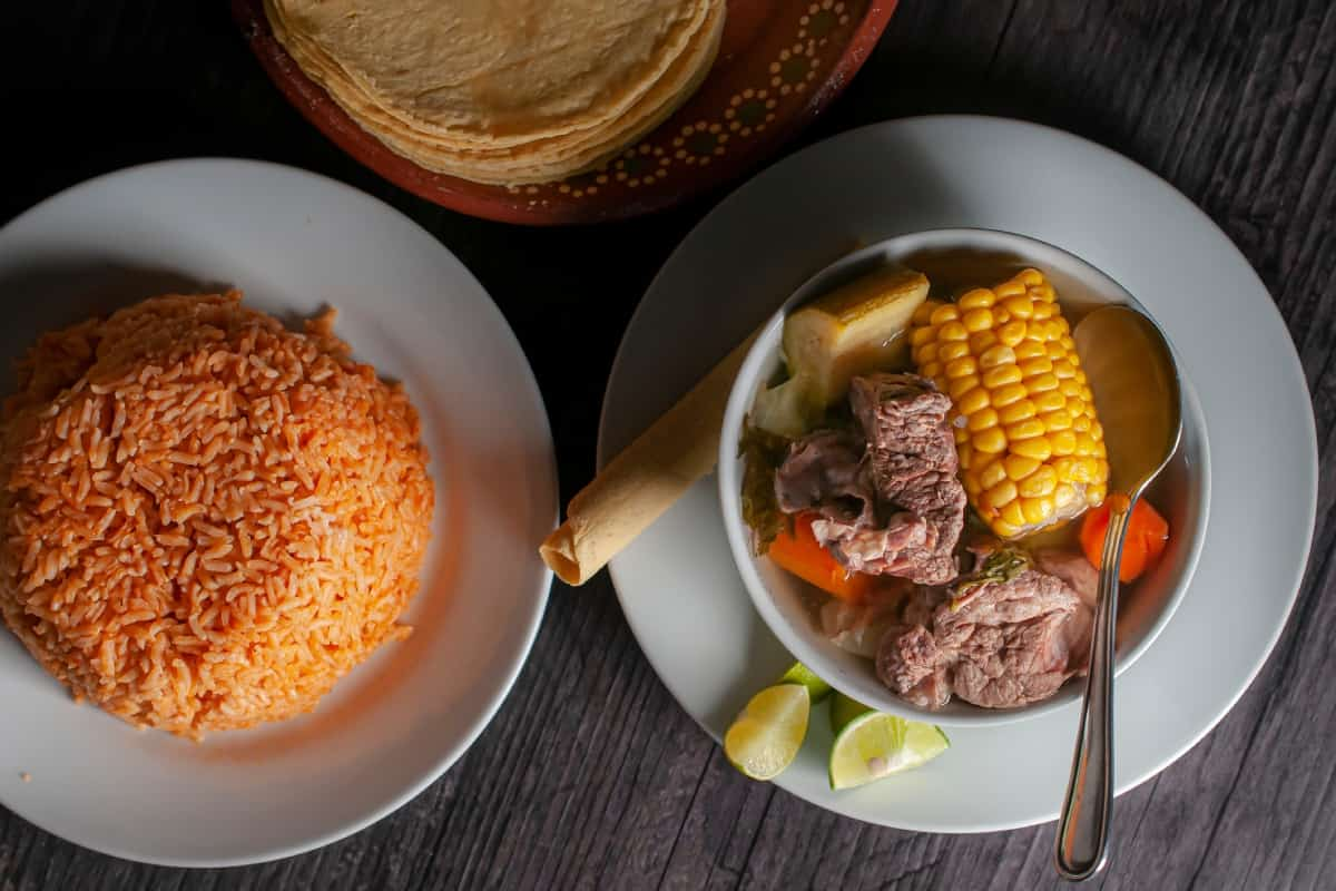 Receta de caldo de res rojo.