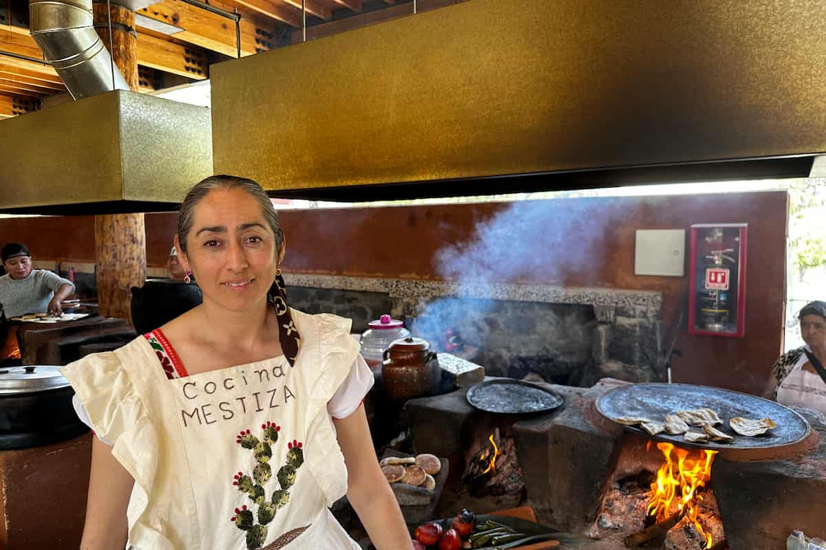 una cocinera tradicional es aquella mujer que protege las recetas, costumbres e ingredientes de su comunidad