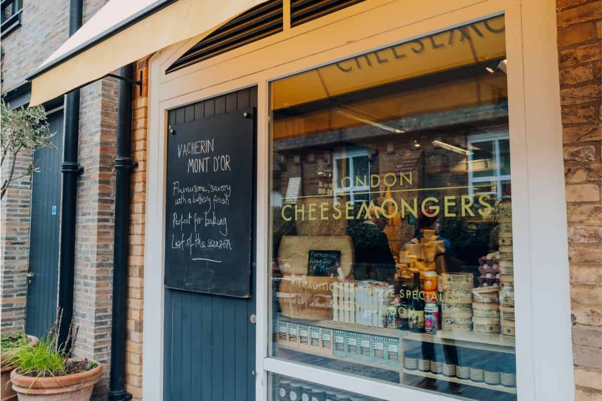 De aquí viene el término "Cheesemonger".