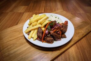 la receta tradicional del lomo saltado siempre va a acompañada de arroz blanco y papas fritas