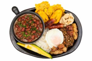 qué tiene la bandeja paisa