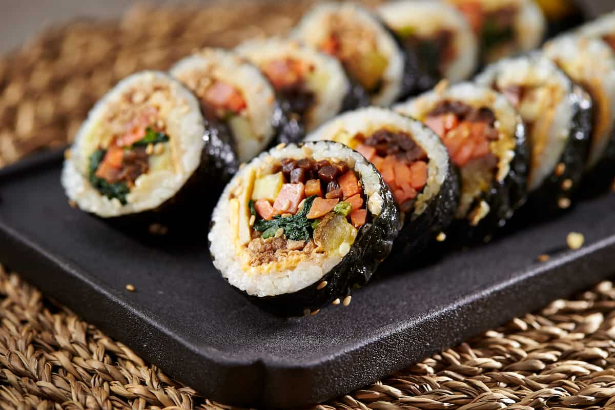 kimbap platillo tradicional de Corea del Sur