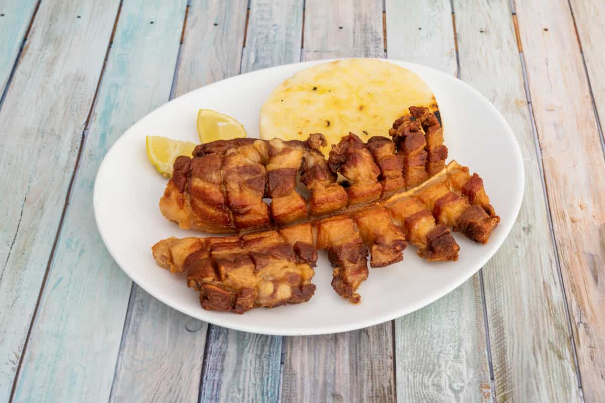 cómo se hace el chicharrón colombiano