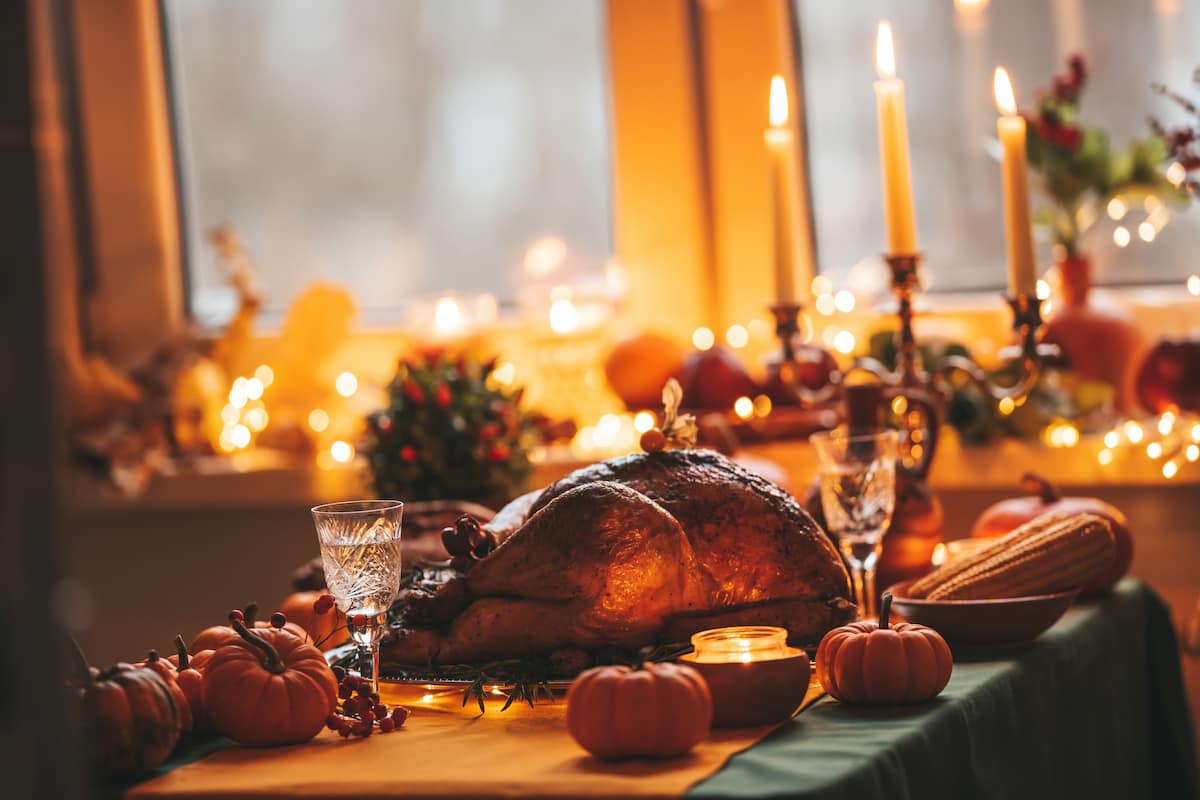 el día de acción de gracias se celebra con un gran banquete en donde el pavo asado, la salsa de arándano, el puré de camote y el pecan pie son los protagonistas