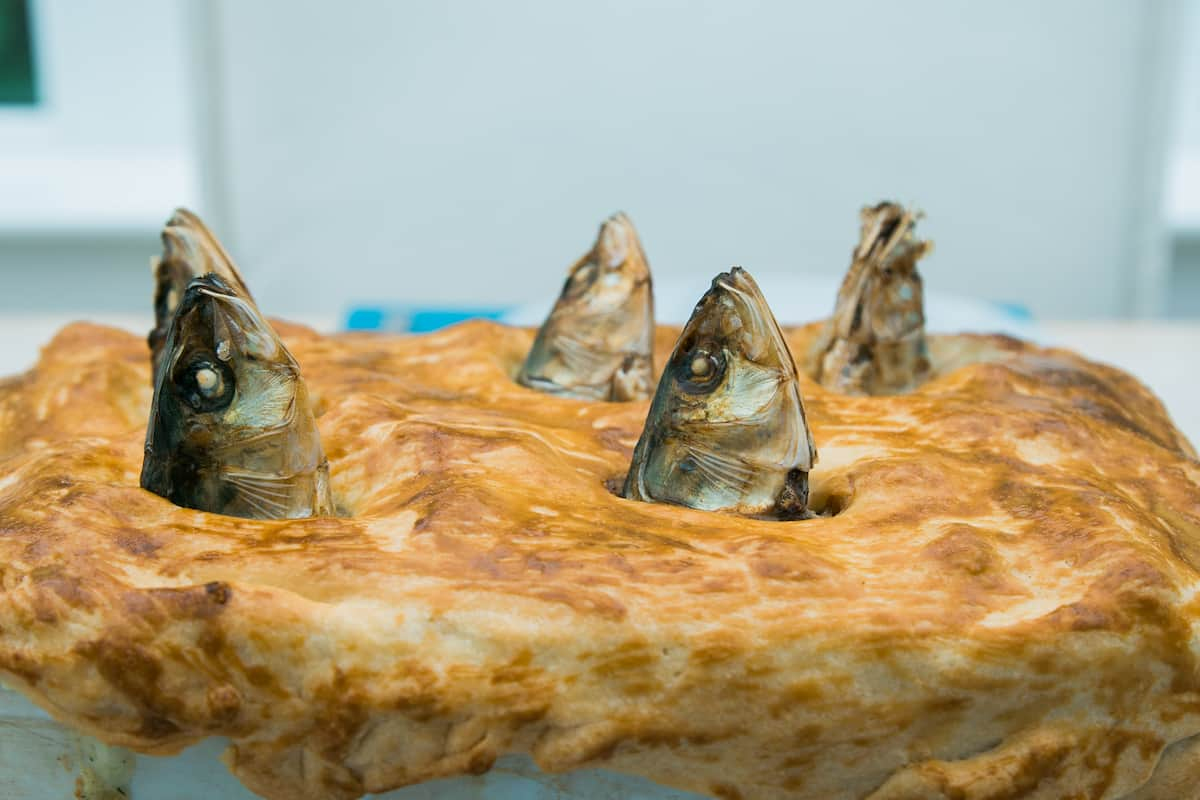 el stargazy pie es un platillo típico de Inglaterra con estos ingredientes: pasta hojaldre, sardinas, crema, huevo y mostaza