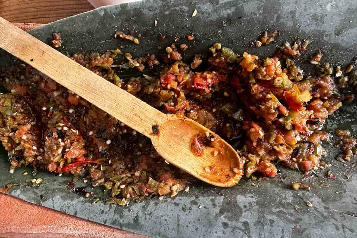 los platillos tradicionales que prepara una cocinera tradicional mexicana de Guanajuato son los nopales con chilcuague, salsa en penca, birria de res enchilada y más