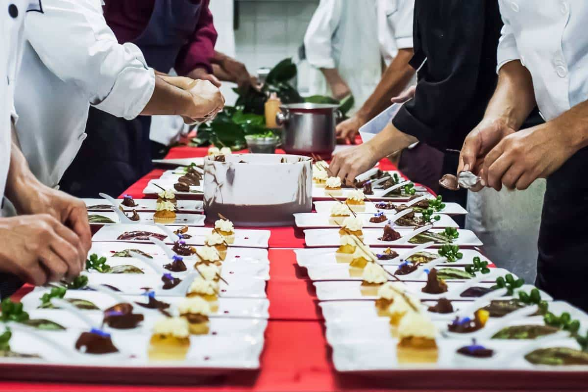 Alta presión en temporada alta: Cómo sobreviven los cocineros a las fiestas decembrinas.