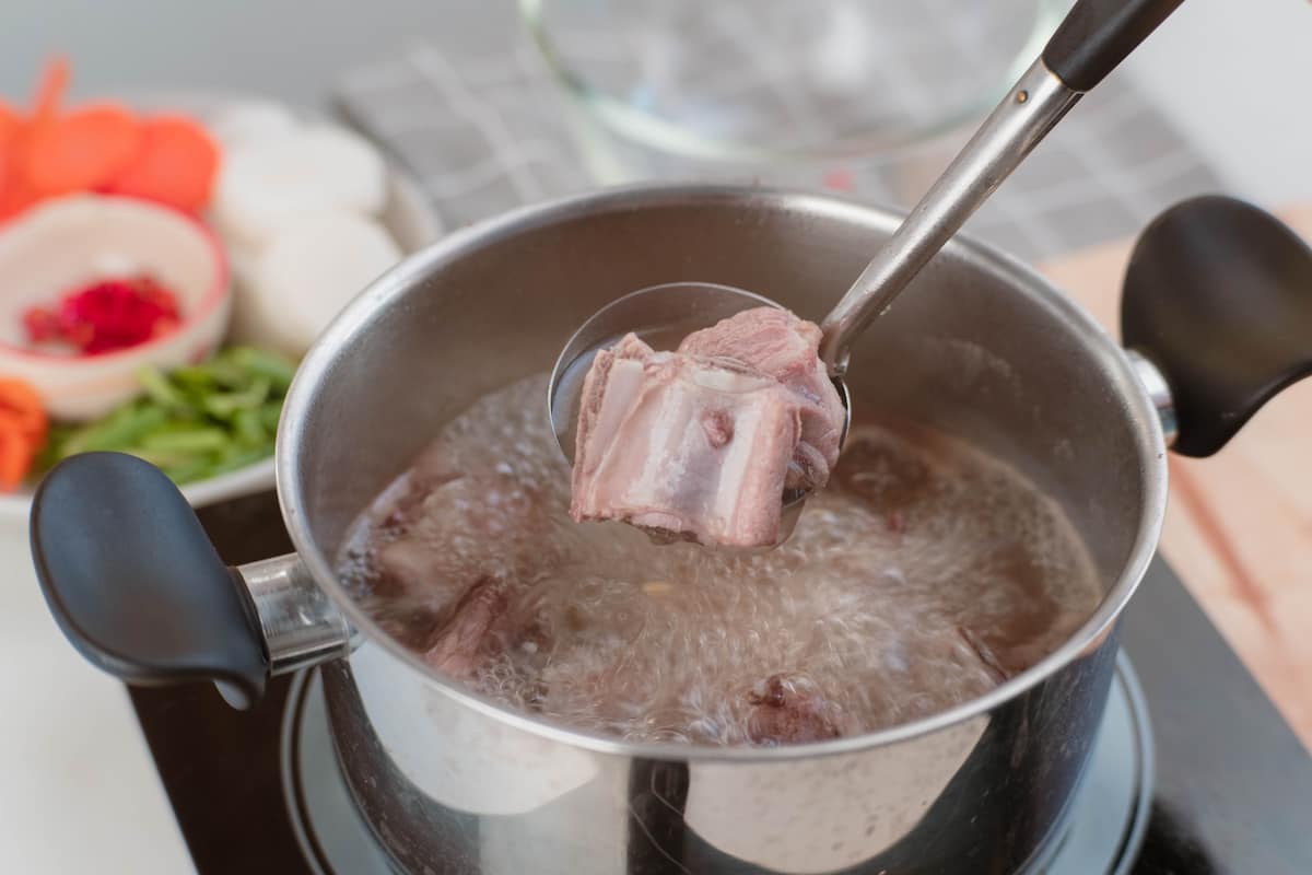 el caldo de espinazo de puerco tiene grandes beneficios para mantener la piel hidratada y un sistema inmunológico protegido 