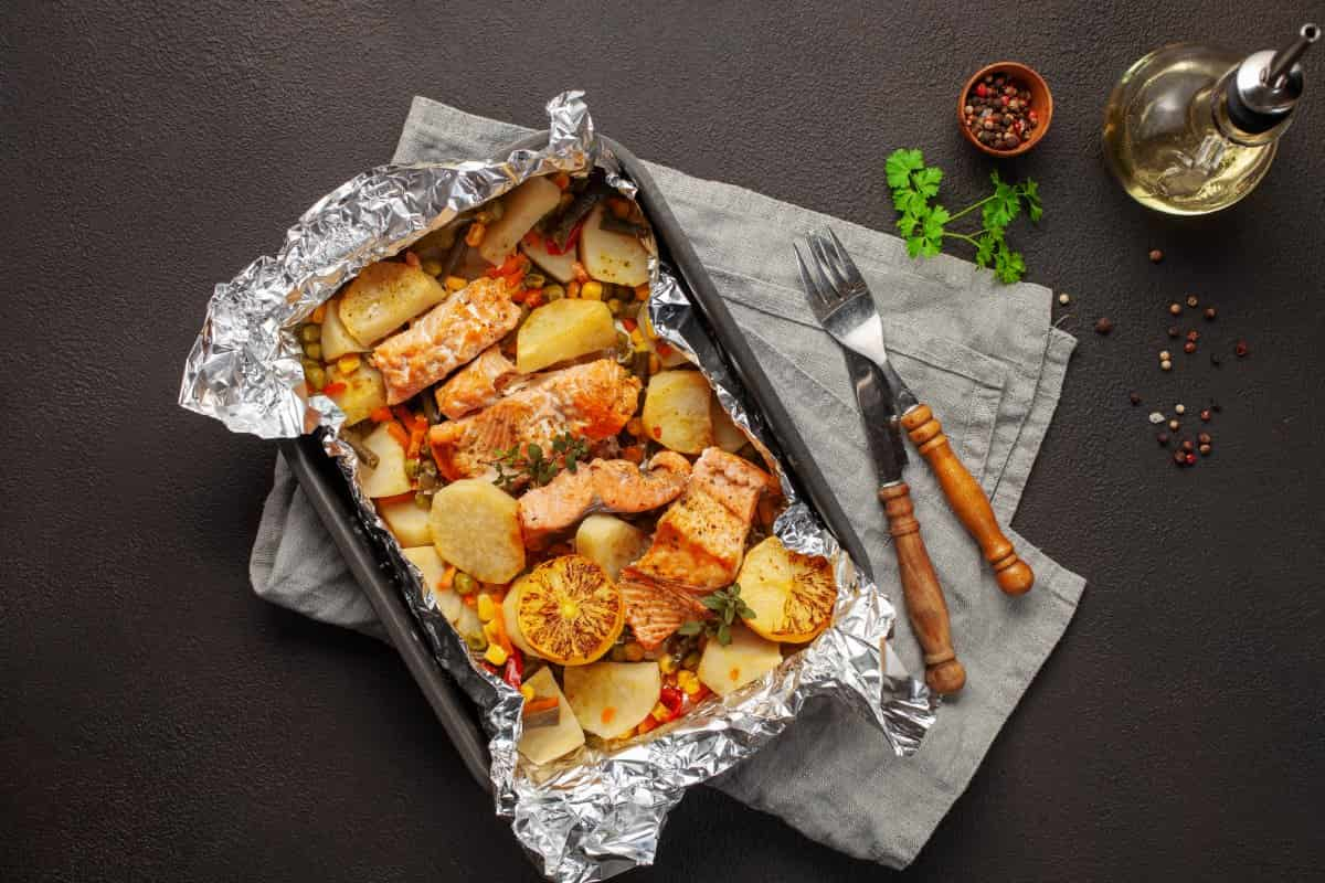 Salmón con vegetales al horno